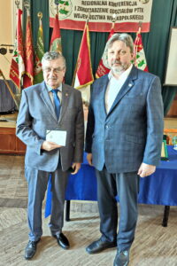 Wręczenie przez Sekretarza Generalnego PTTK odznaki Prezesowi WKO PTTK Wręczenie przez Sekretarza Generalnego PTTK odznaki Prezesowi WKO PTTK